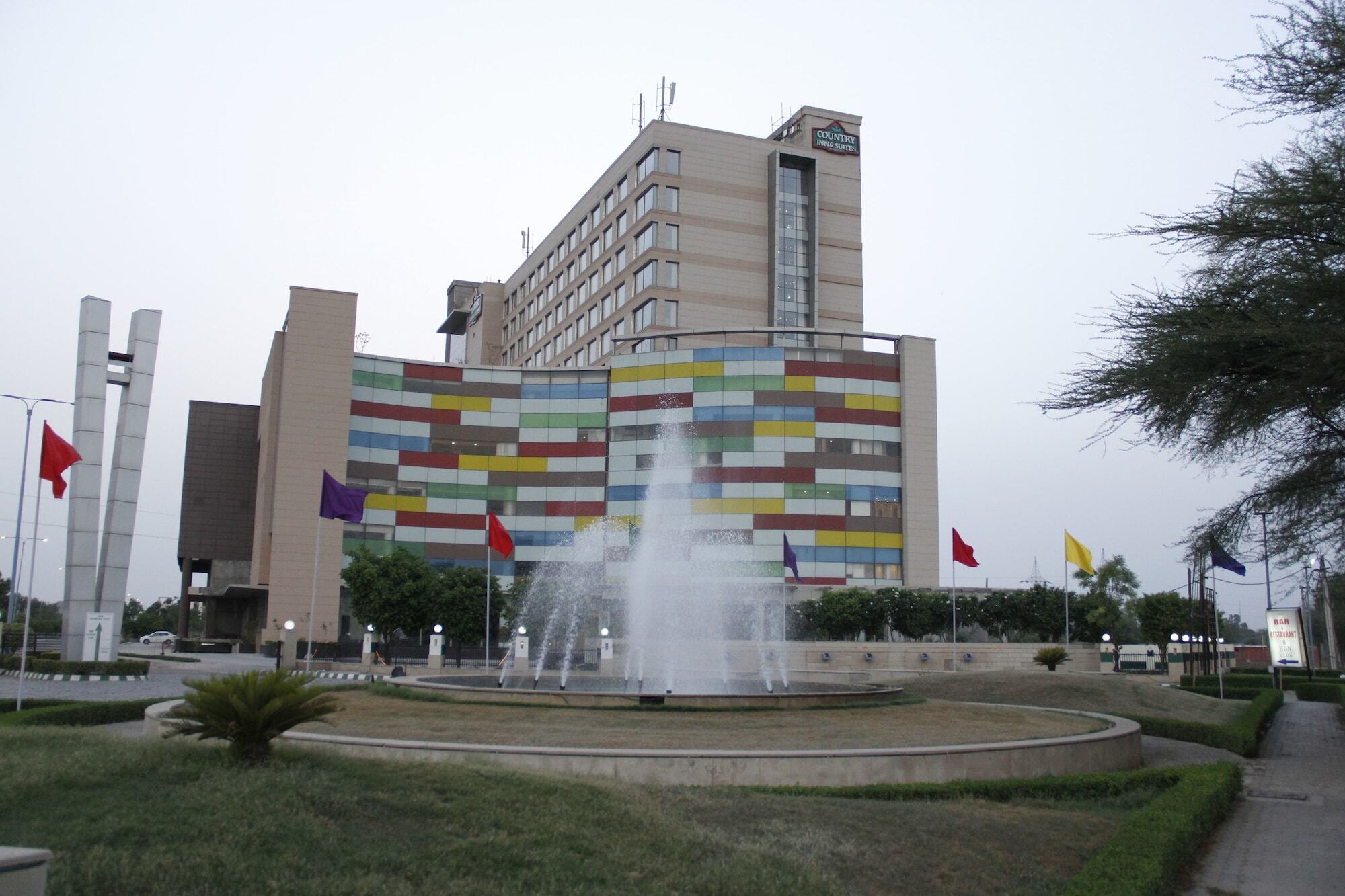 Country Inn & Suites By Radisson, 巴廷达 外观 照片